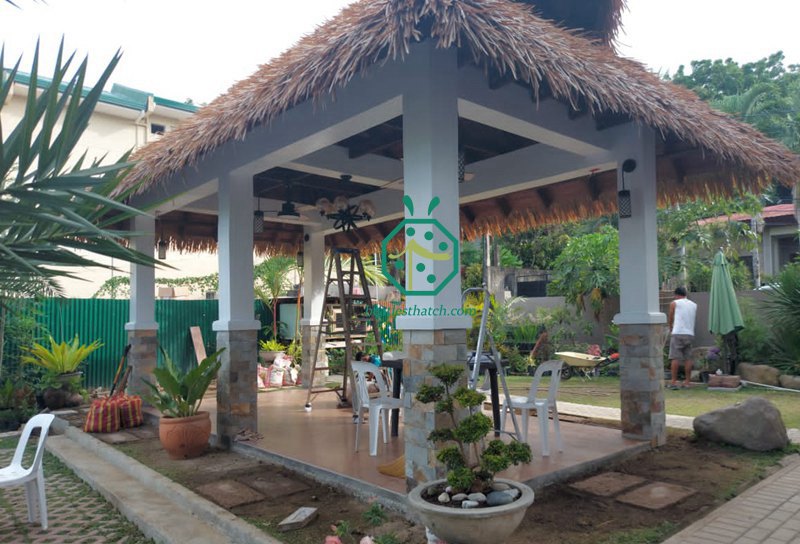 필리핀의 개인 뒤뜰 정원 안뜰을 위한 열대 초가 지붕 프로젝트