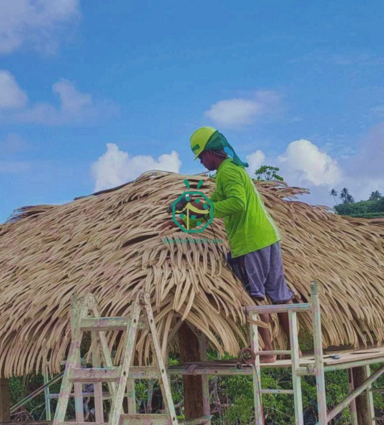 피지 호텔 프로젝트에 사용되는 플라스틱 야자 잎 초가 지붕 재료
        